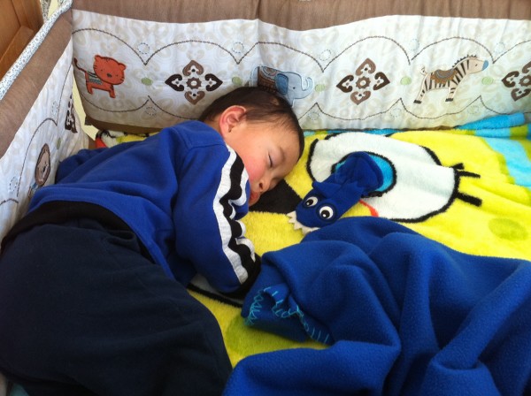 2010.12.29 - Sleeping with my mitten
