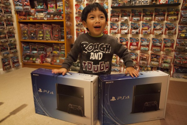 2013.11.21 - 2 PS4s